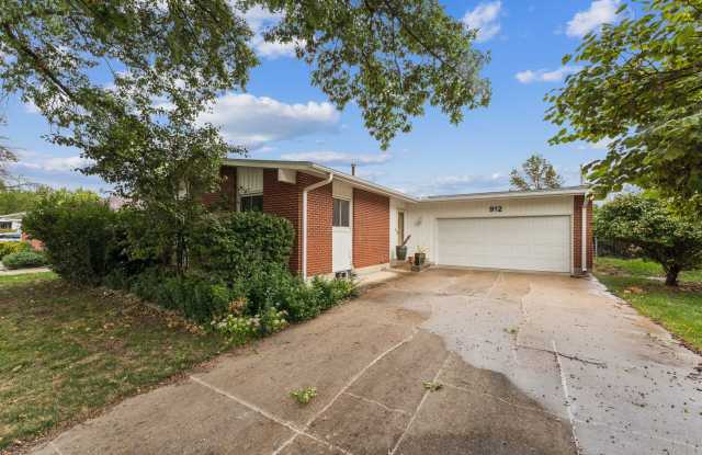 Lincoln 3-Bedroom with En Suite  Large Lower Level!! photos photos