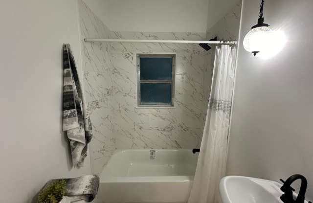 3 Bed - 2 Bath - Fenced Yard Gallery 4