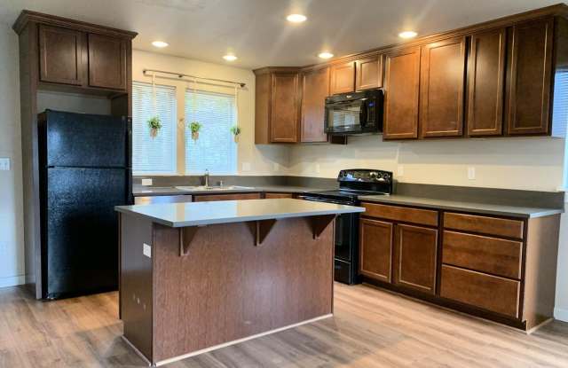 Spring into this 2bed+den in Northgate photos photos