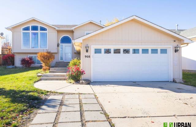 Spacious 5-Bedroom Home with Fenced Yard in West Spokane Gallery 1
