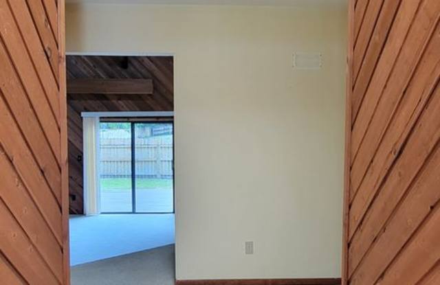 ( Oakcrest) 3/ 2 spacious home Gallery 4