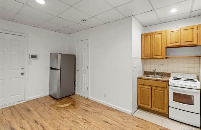 14 Bayville Avenue Gallery 1