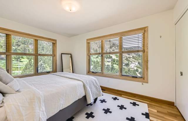 Stunning 4 BDR/2BA Mountain Retreat Gallery 4