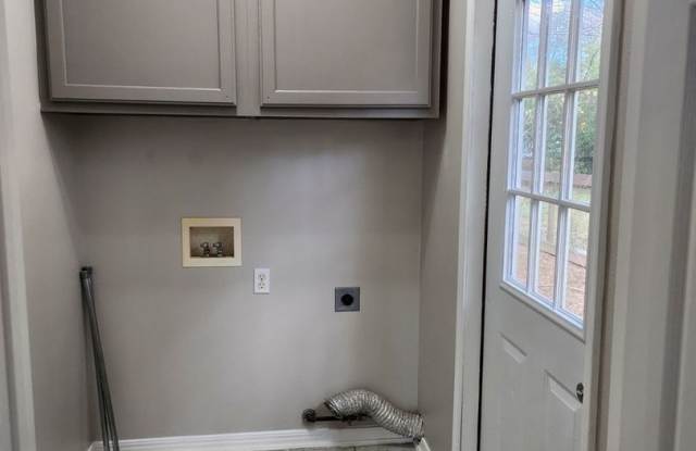 Charming 3BR Duplex in the center of Folsom Gallery 3