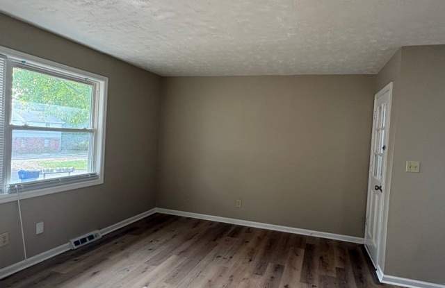 2 Bedroom Duplex on Strode Station Circle Gallery 4