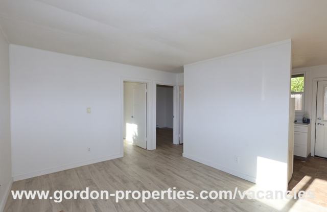 SE Arista Dr - Single level 1 bedroom apartment with den/office in the heart of Oak Grove Gallery 4