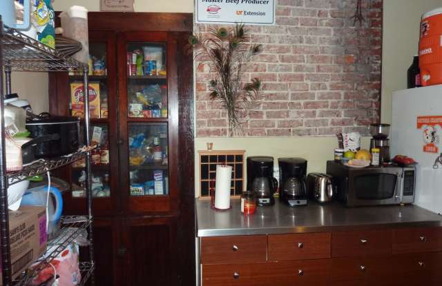 4BR Historic House on 17th St Gallery 3