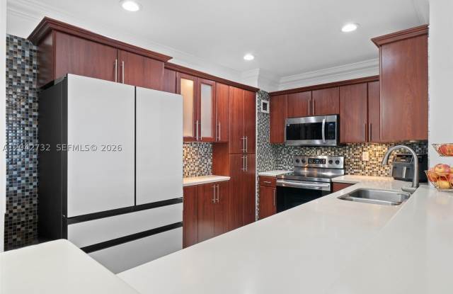 20100 W Country Club Dr Gallery 1