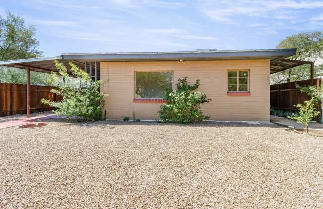 Classic Tucson Bungalo located just blocks away from University of Arizona Campus! photos photos