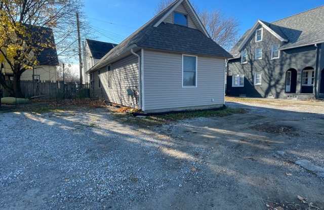 Four Bedroom House | Winter Term Special! - 957 Washtenaw Avenue, Ypsilanti, MI 48197