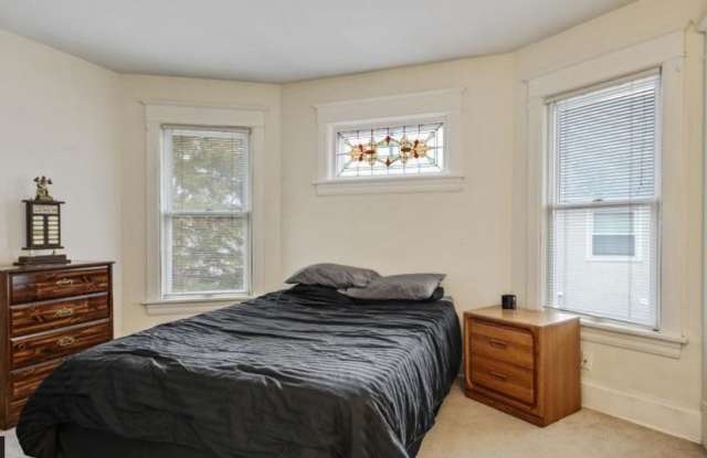 June 2023 ~ Cute 5 bedroom house. Spacious bedrooms. In unit laundry and dishwasher. Gallery 3