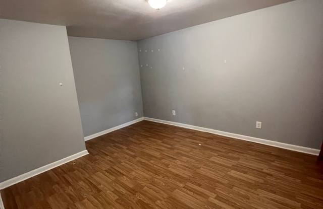 Spacious Three-Bedroom Apartment in the Russell Neighborhood Gallery 1