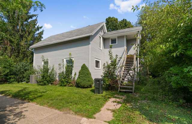 220 W 9th St (Duplex) Gallery 2