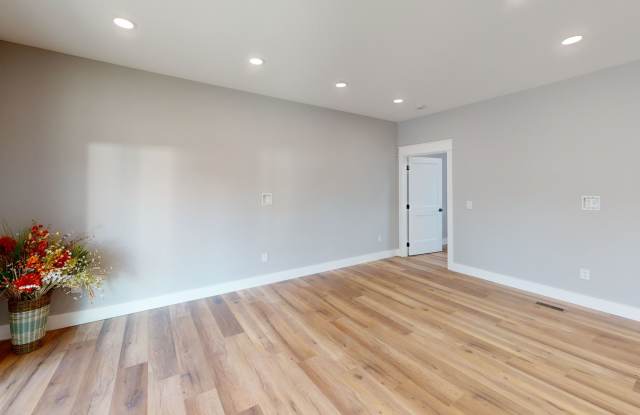 ✴️ Waitlist for Aug2027–Jul2028 Now Open! |Brand New Townhome in Fort Sanders | Walk to UTK Gallery 4