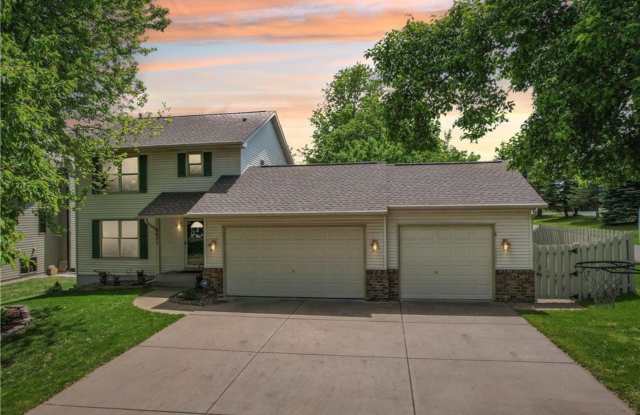 Quiet Oasis in Woodbury: 4-Bed, 3-Bath Home with Pond Views photos photos