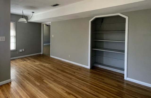 3 Bed / 1 Bath in Colorado City, TX — Original Wood Floors, Pantry & Laundry Room Gallery 4