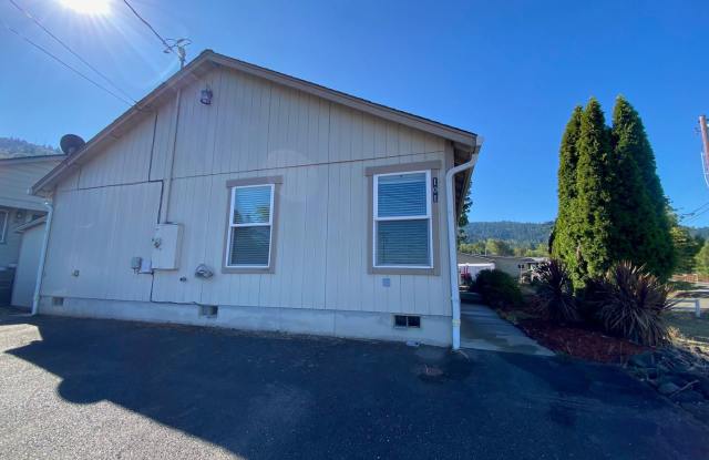 Great 3 Bedroom 2 Bath House in Roseburg! Gallery 4