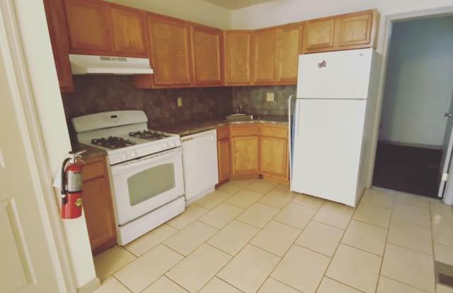 4 Bedroom House steps from Temple University Gallery 2