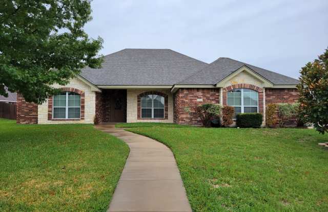 EVERGREEEN ESTATES WITH 2 MASTER SUITES! Gallery 1