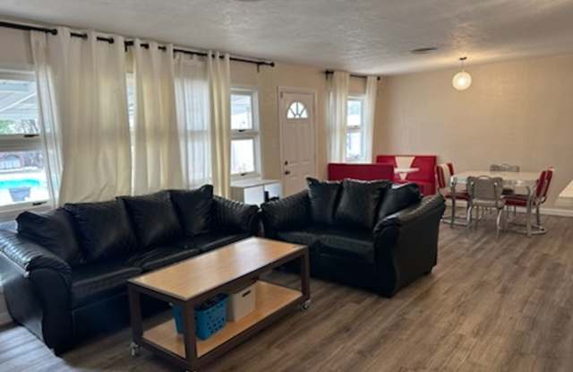 3 bed 2 bath Home with Pool! Gallery 4