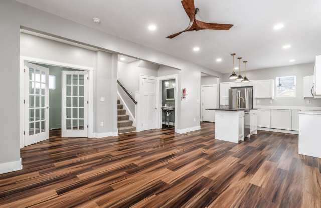 Executive Living: Sophisticated 3BR Home with Modern Amenities - 886 Lockbourne Road, Columbus, OH 43206