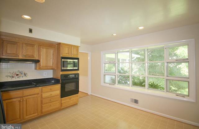 1442 COLLEEN LANE Gallery 4