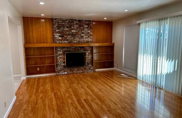 Charming 3 Bedroom, 2 Bath Duplex in Mountain View near Sylvan Park Gallery 4