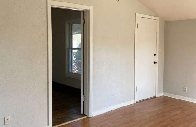 Sun-Drenched Living and Mid-Century Charm at 113 W Sunset Gallery 4