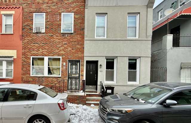SPACIOUS  MODERN 3 BED/1.5 BA HOUSE w/ Central AC-Bamboo HARDWOOD Flooring-WASHER/DRYER  Rear PATIO in Great LOMO Location! - 909 Tree Street, Philadelphia, PA 19148