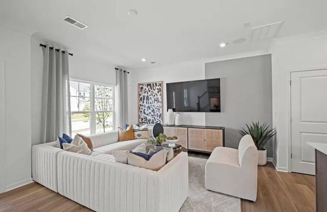 Room in 3 Bedroom Home at Leading St Gallery 3