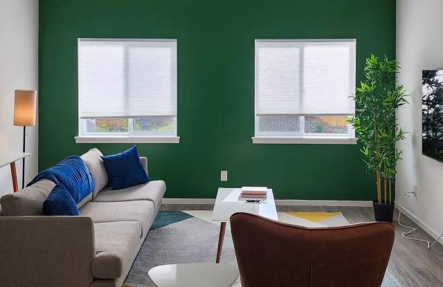Updated Stylish Silverdale 2 bed, 2.5 bath Townhouse Gallery 4