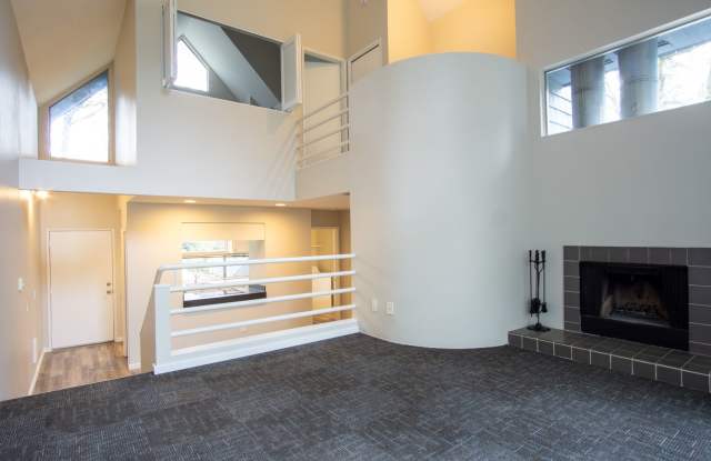 Spacious Lake Oswego 2Bdr w/Fireplace, Dishwasher, W/D, & Balcony! Gallery 2