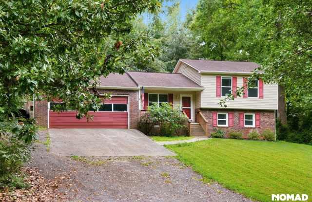 Charming 4BR House in Statesville with large lot Gallery 1