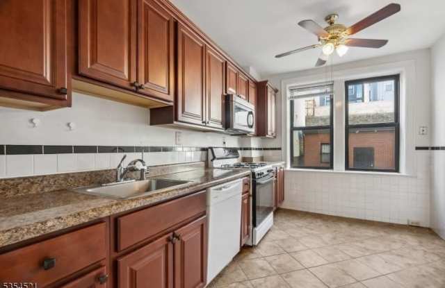 463 Pavonia Ave - 463 Pavonia Avenue, Jersey City, NJ 07306