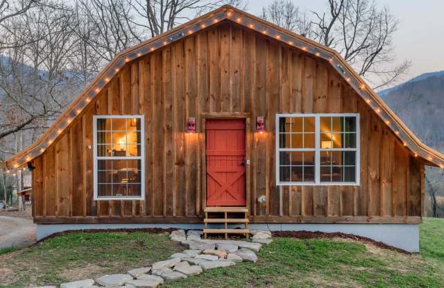 Barn-Style Modern Farmhouse with Mountain Views in Candler — 30 Minutes to Downtown Asheville photos photos