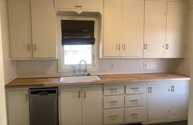 Cute 2 bedroom 1 bathroom house! Gallery 4
