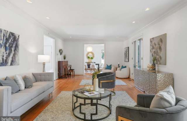 4711 FOXHALL Crescent NW Gallery 3