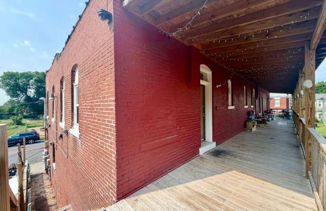 {2202 - A} Spacious Two Bedroom Condo in Historic Pendleton Heights Available Immediately Gallery 4