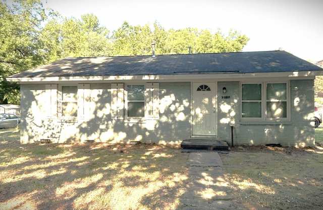 Freshly painted, updated 3 bed, 1 bath Ranch on a fully fenced corner lot, Minutes to Uptown Gallery 1