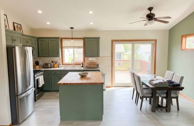 Spacious 5BR House in Belle Plaine Gallery 4