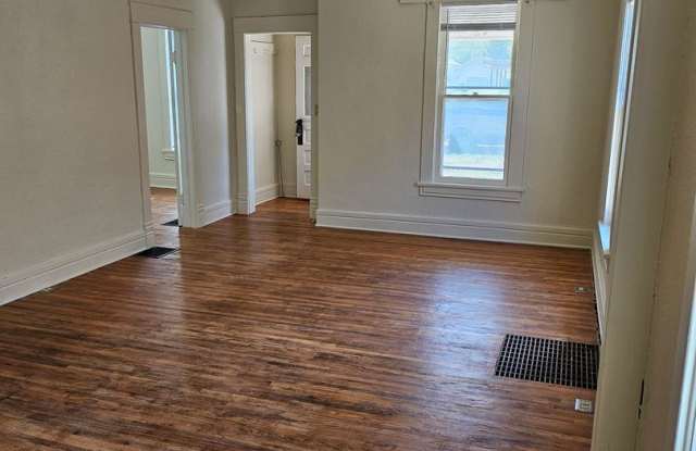 ALL PROSPECTIVE TENANTS MUST SUBMIT A $58 NON-REFUNDABLE APPLICATION FEE PER APPLICANT ONLINE AND BE PRE-QUALIFIED PRIOR TO ANY SHOWINGS Gallery 4