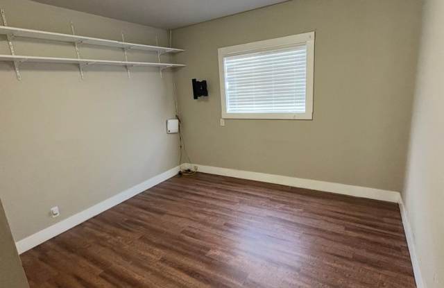 Charming 2 Bed / 1 Bath Home with Garage & Fenced Yard Gallery 4
