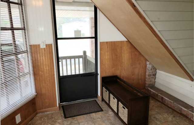 Upstairs 2bed/1bath Apartment Gallery 4