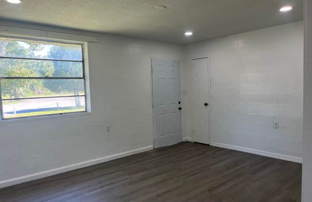 Newly Renovated 2 Bedroom Brick Apartment near Downtown Live Oak Gallery 2