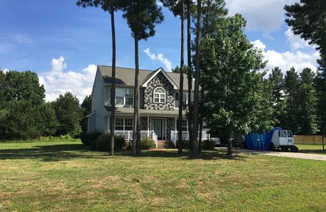 Spacious 4BR/3.5BA Two-Story Home in Queenswood Subdivision photos photos