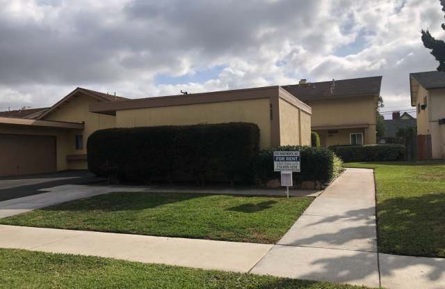 Tustin Remodeled 2 bed 11/2 bath townhome 1 assigned parking only - 14612 Carfax Drive, Tustin, CA 92780