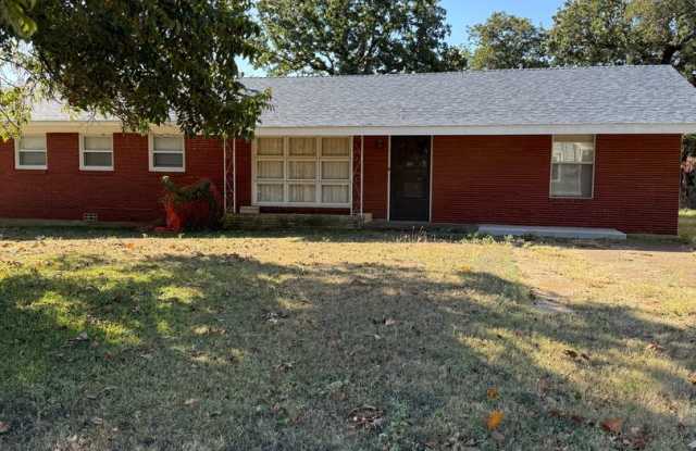3 Bedroom 3 Bath on an 1 Acre Landlord does yard - 211 East 3rd Street, Keene, TX 76059