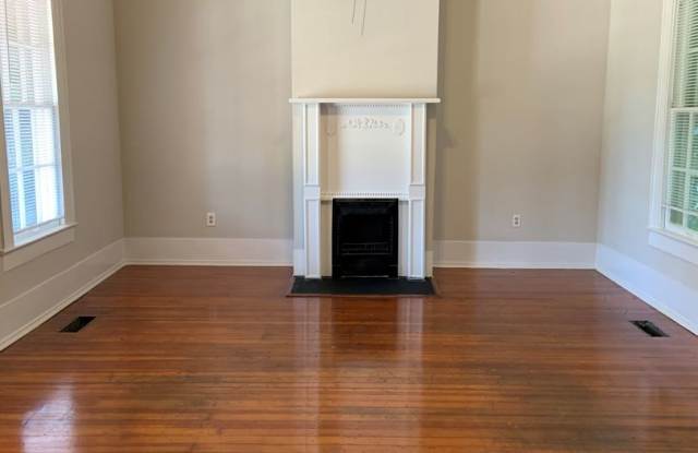 4 Bedroom/2 bathroom Unit of a Duplex Available August 2027 Gallery 3