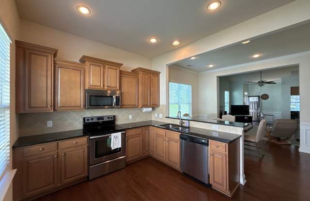 End unit in Waters Edge Community in Belmont! Gallery 4