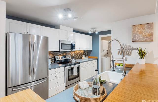 Amazing West Seattle 2 bedroom 2 bath W/S/G and 2 parking spots included! Gallery 3